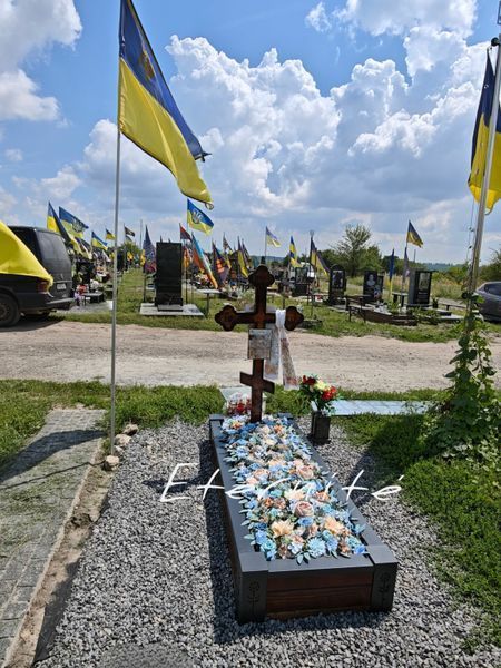 Квіткове оформлення надгробка для цвинтаря зі штучних квітів &laquo;Поляна спогадів&raquo; 266 фото