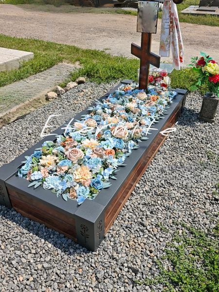 Квіткове оформлення надгробка для цвинтаря зі штучних квітів &laquo;Поляна спогадів&raquo; 266 фото