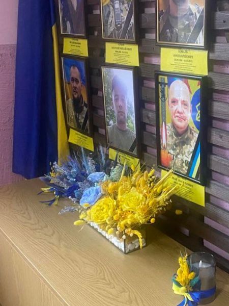 Квіти &laquo;Вічна слава герою&raquo; на підставці для меморіальної дошки та фотографії в приміщенні 43 фото